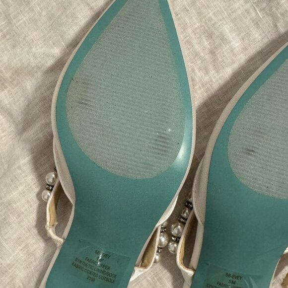 Betsey Johnson white & pearl heels size 5 US - Picture 10 of 11